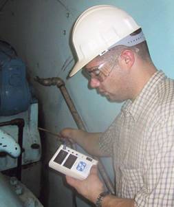 MPS Gaussbuster Engineer performing Shaft Voltage Testing.